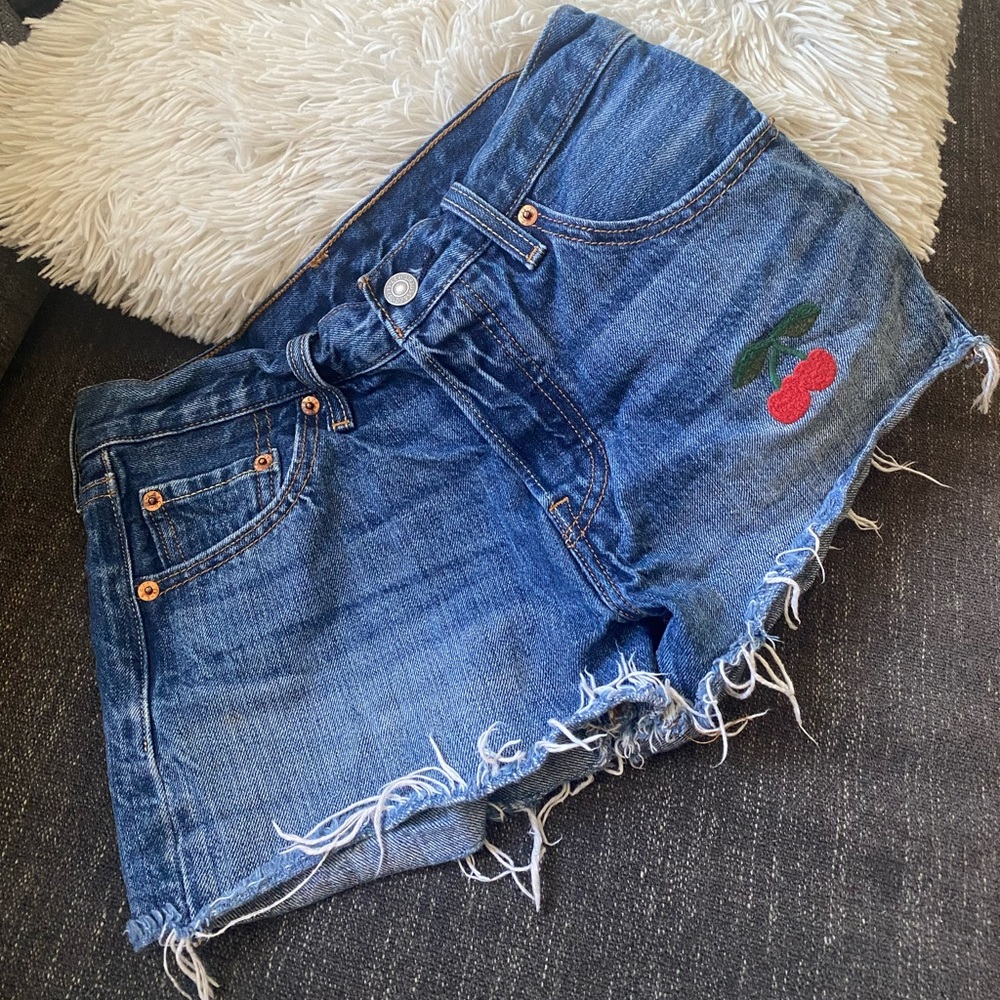 Cherry embroidered Levi short shorts.